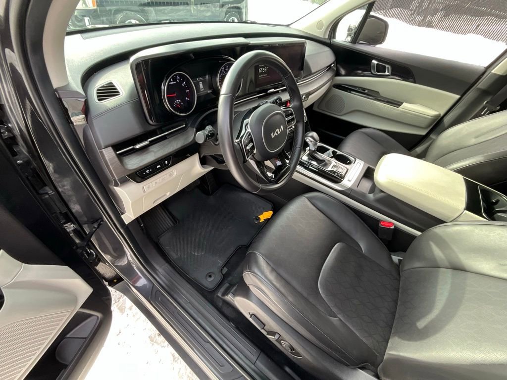 Used 2024 Kia Carnival EX image 11