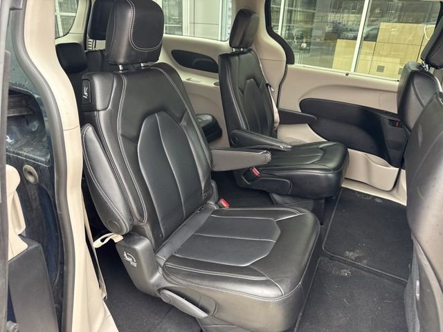 Used 2023 Chrysler Pacifica Touring-L image 36