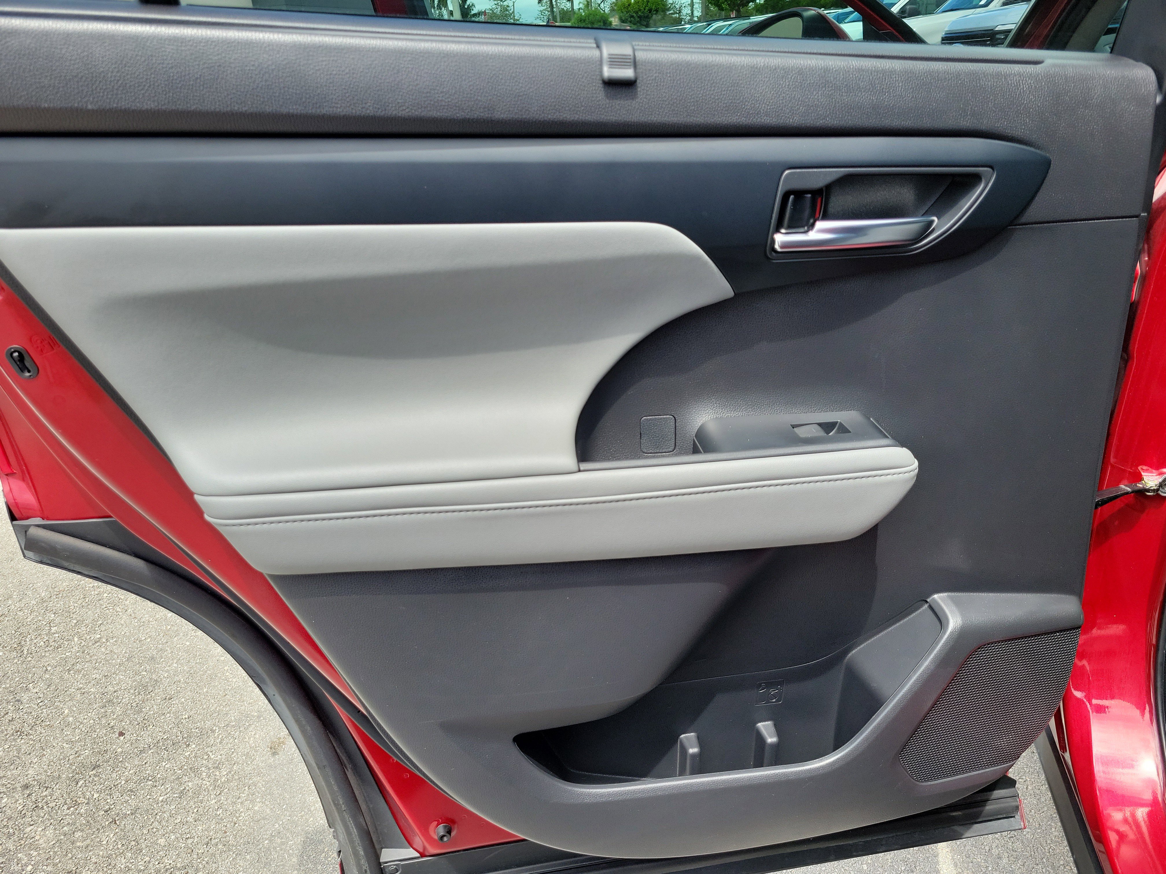 Used 2022 Toyota Highlander XLE FWD image 29