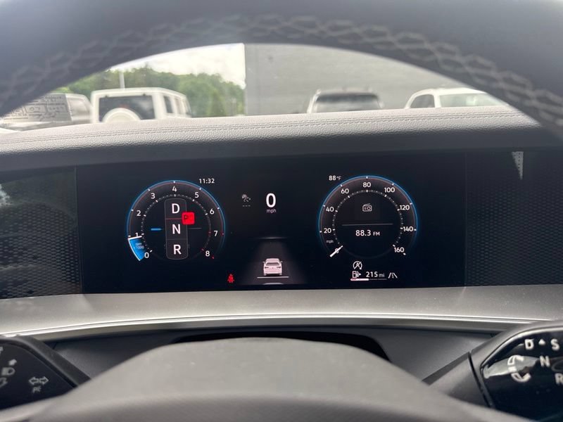 Used 2025 Volkswagen Tiguan SE AWD/4WD image 12