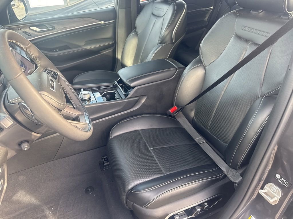 Used 2023 Jeep Grand Cherokee Overland w/ Luxury Tech Group IV AWD/4WD image 24