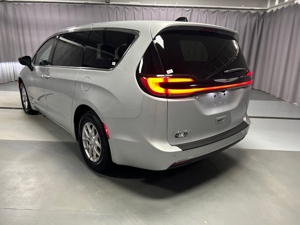 Used 2026 Chrysler Pacifica Select image 5