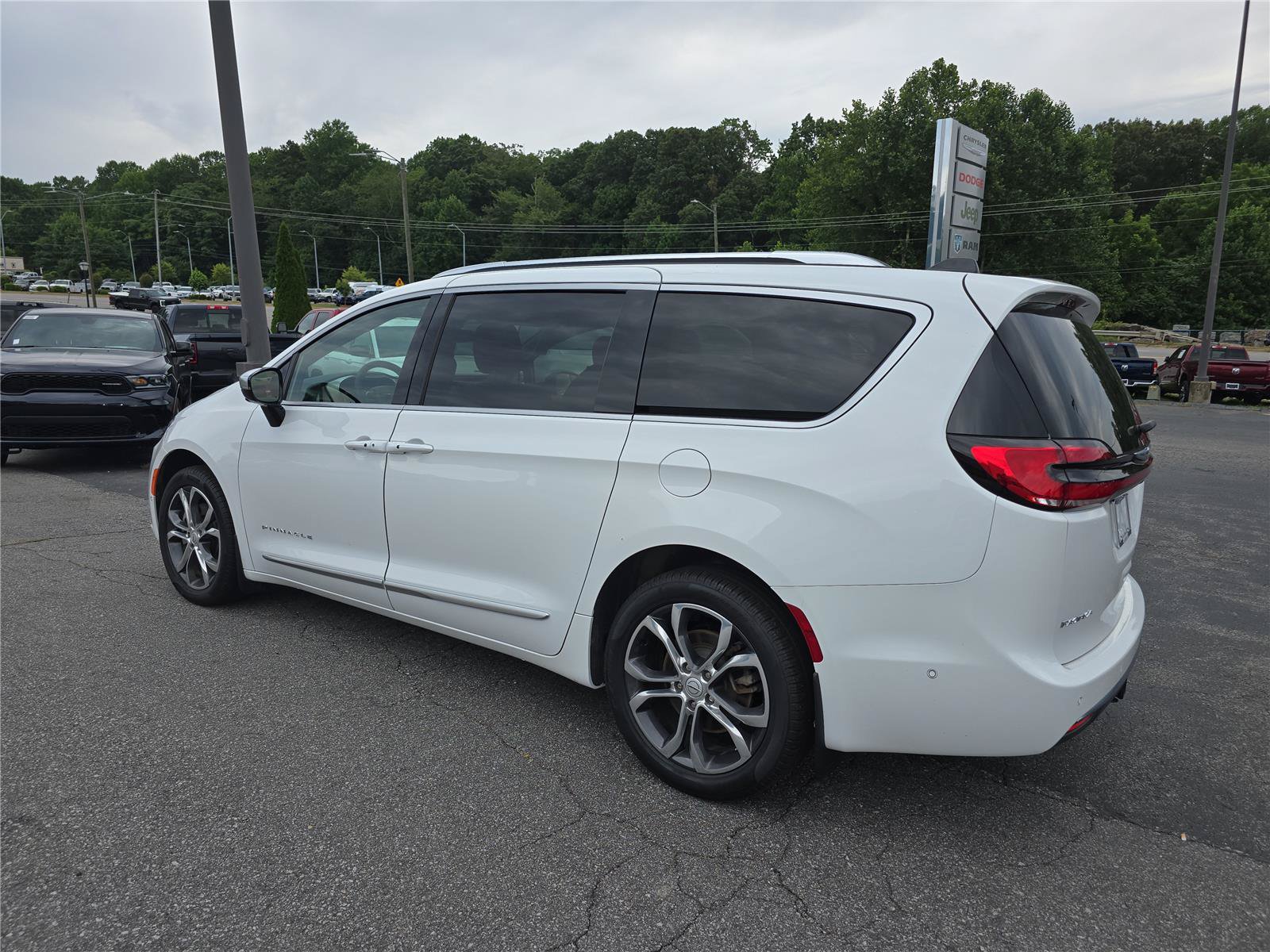 Used 2025 Chrysler Pacifica Pinnacle w/ Trailer Tow Group AWD/4WD image 5
