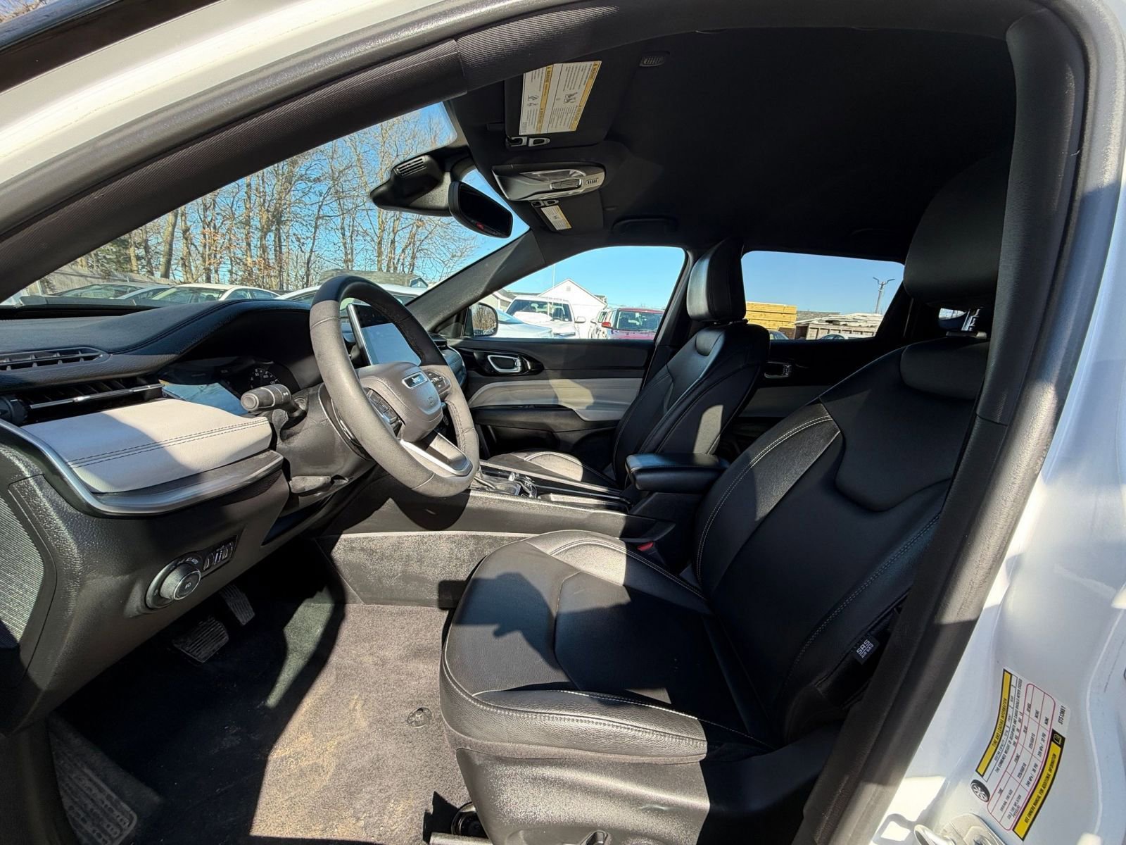 Used 2025 Jeep Compass Limited image 28