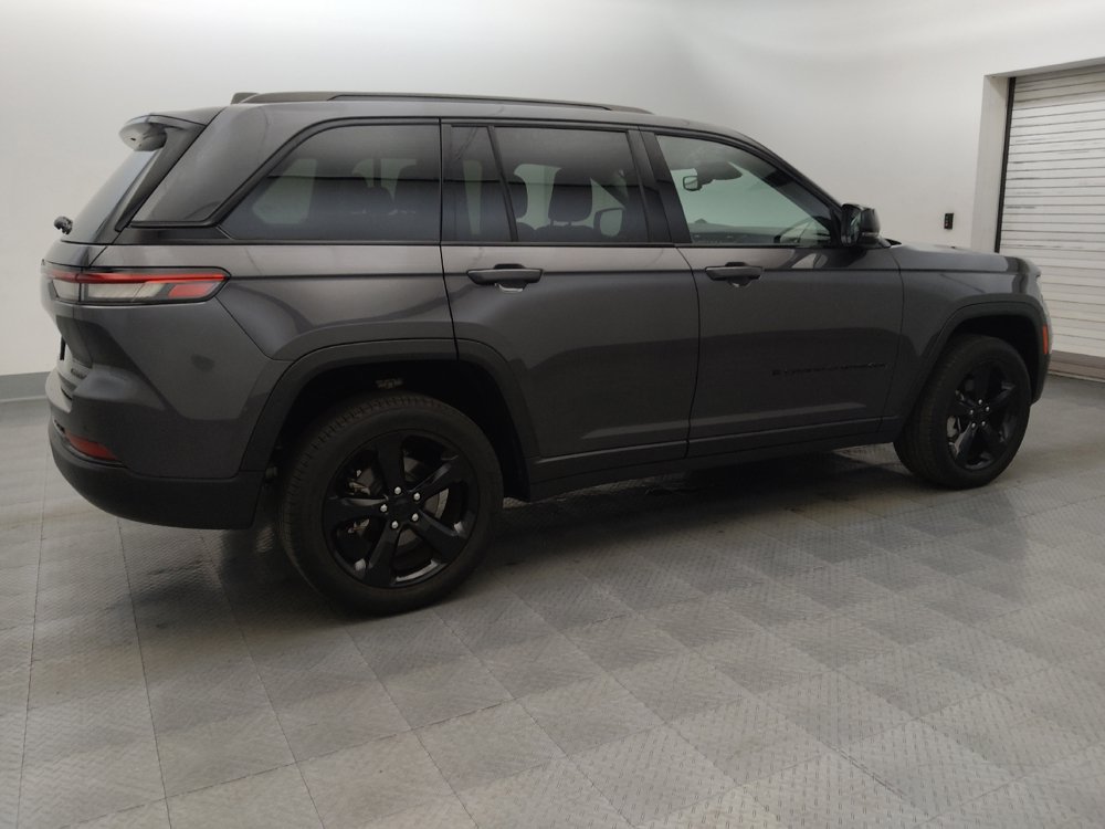 Used 2023 Jeep Grand Cherokee Limited w/ Black Appearance Package RWD image 10