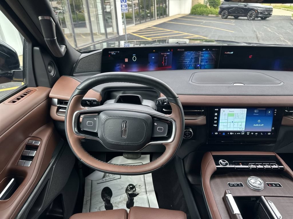 Certified 2025 Lincoln Navigator Reserve AWD/4WD image 11