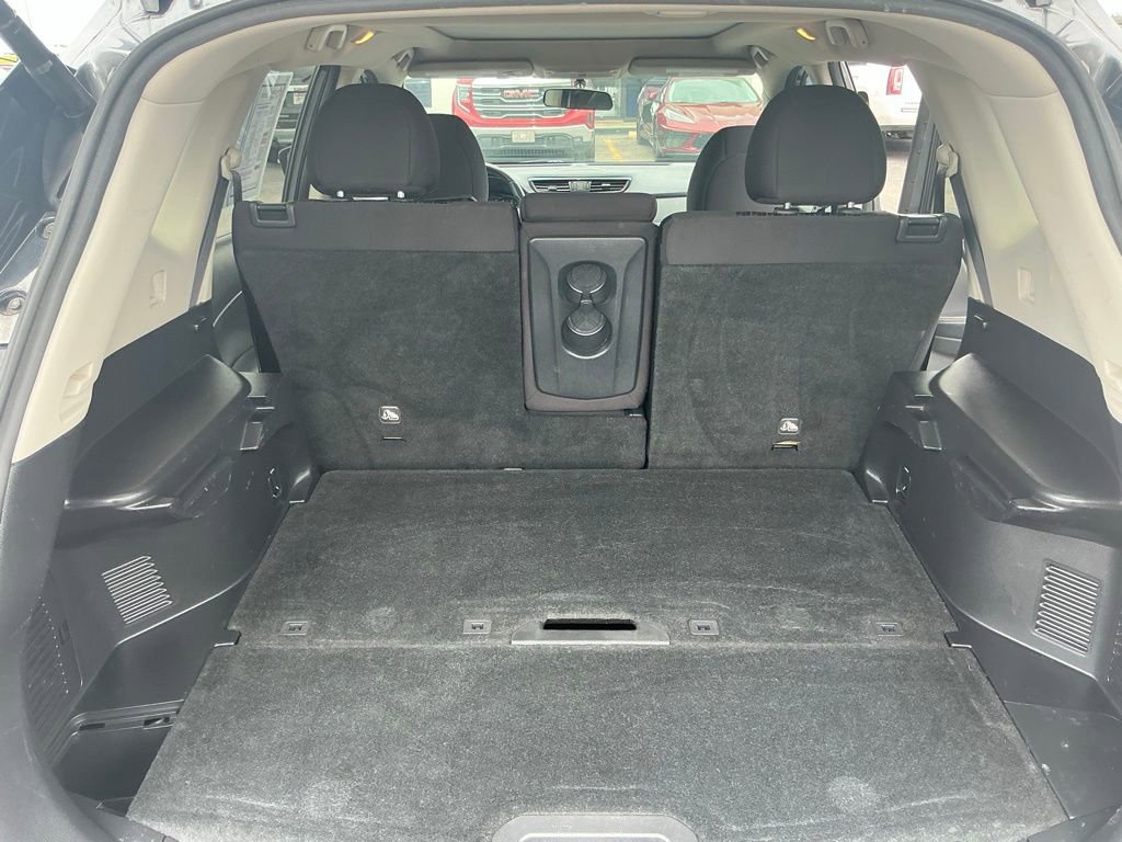 Used 2017 Nissan Rogue SV FWD image 23