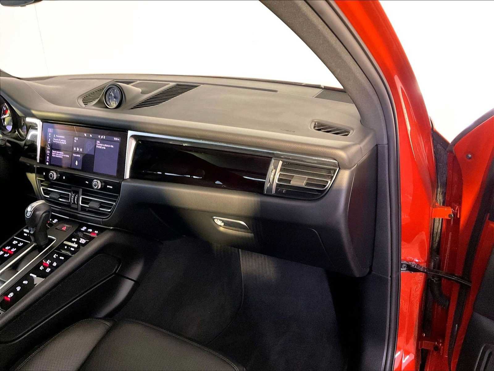 Certified 2024 Porsche Macan AWD/4WD image 22