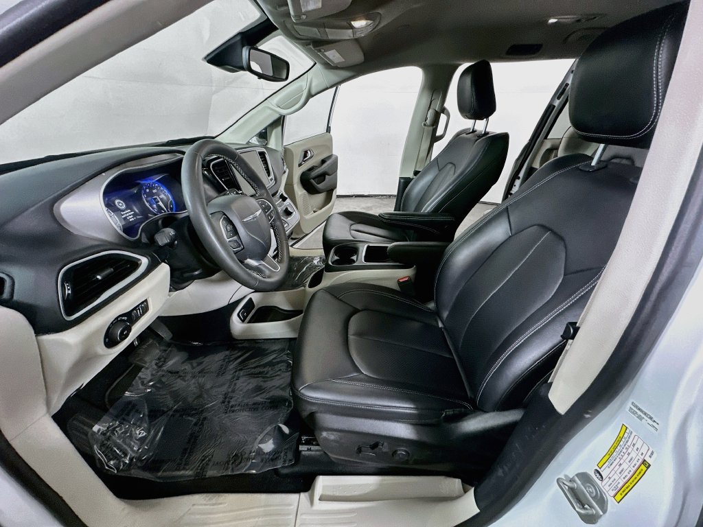 Used 2024 Chrysler Pacifica Touring-L FWD image 18