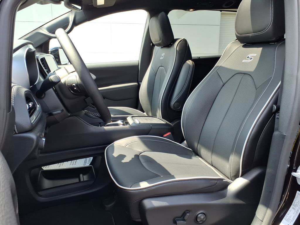 New 2026 Chrysler Pacifica Limited w/ S Appearance Package image 6
