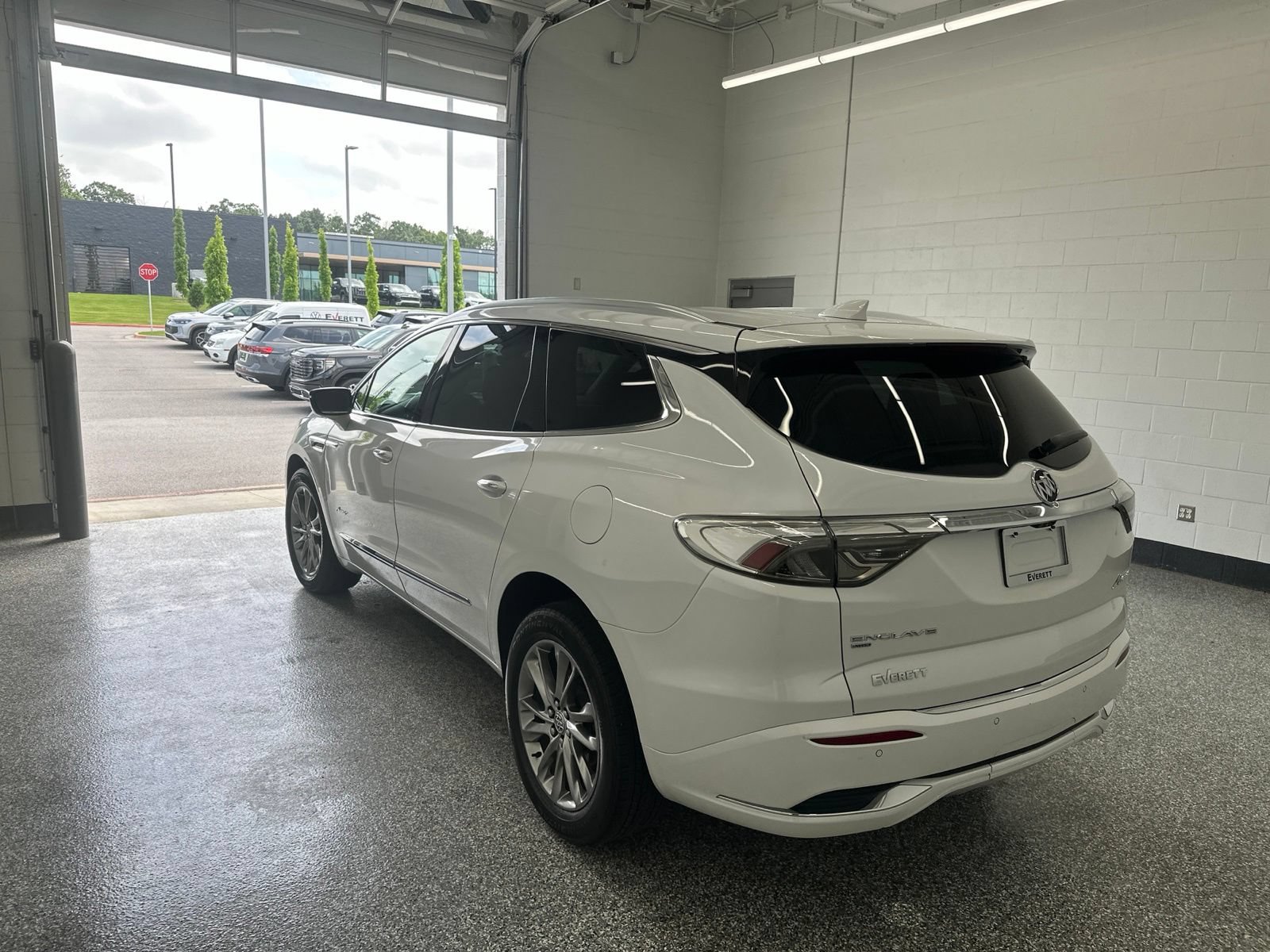 Used 2023 Buick Enclave Avenir w/ Avenir Technology Package AWD/4WD image 2