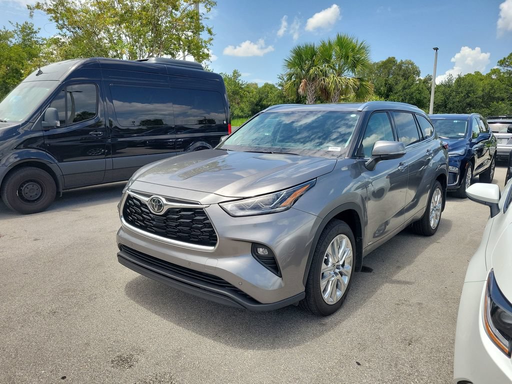 Certified 2026 Toyota Highlander Limited AWD/4WD image 3