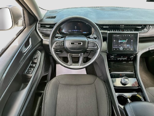 Used 2023 Jeep Grand Cherokee Laredo AWD/4WD image 21