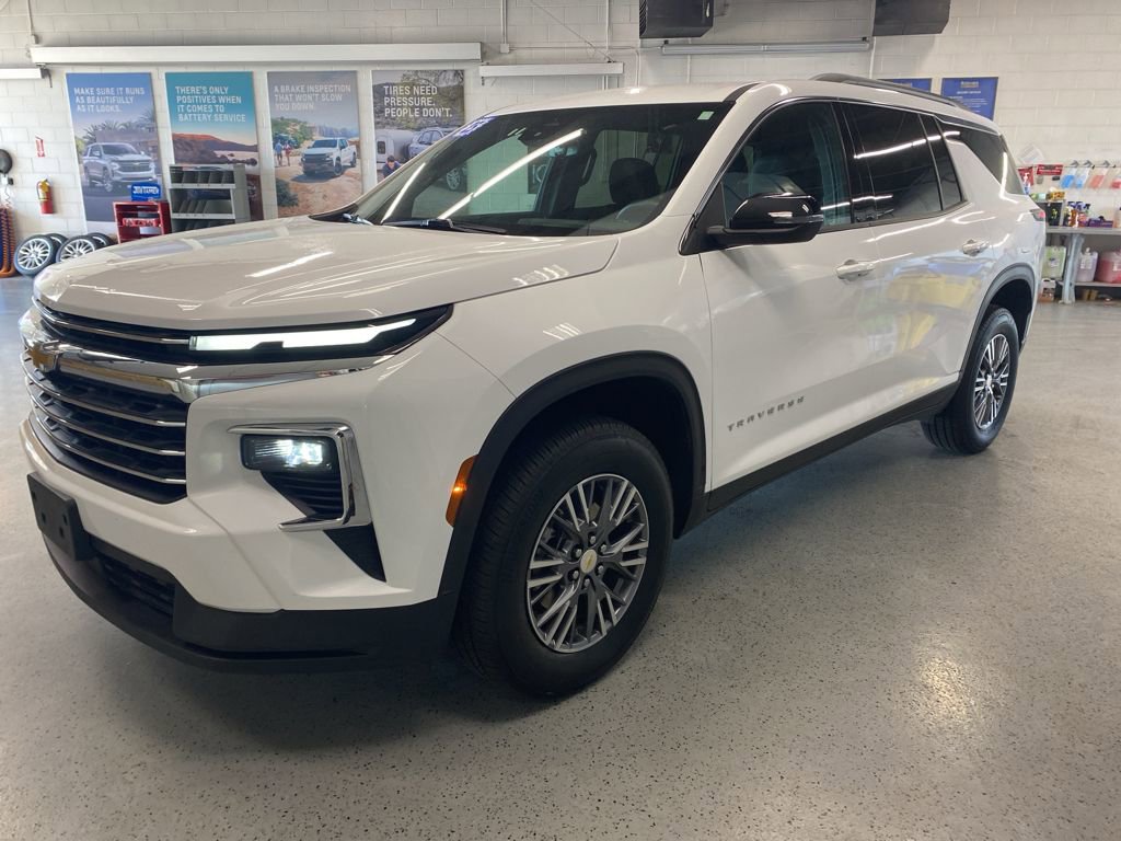 Used 2025 Chevrolet Traverse LT image 3