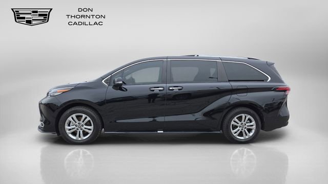 Used 2023 Toyota Sienna Platinum AWD/4WD image 2