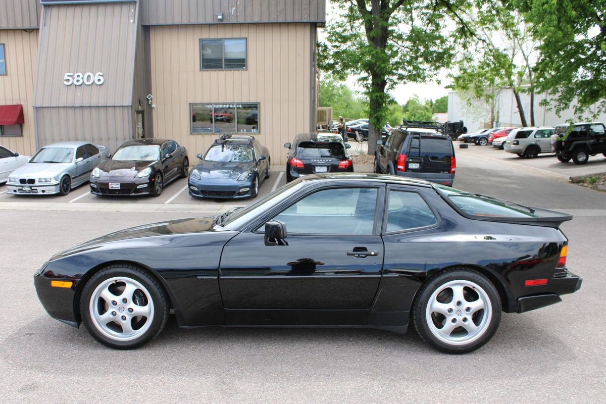 Used 1990 Porsche 944 Coupe RWD image 2