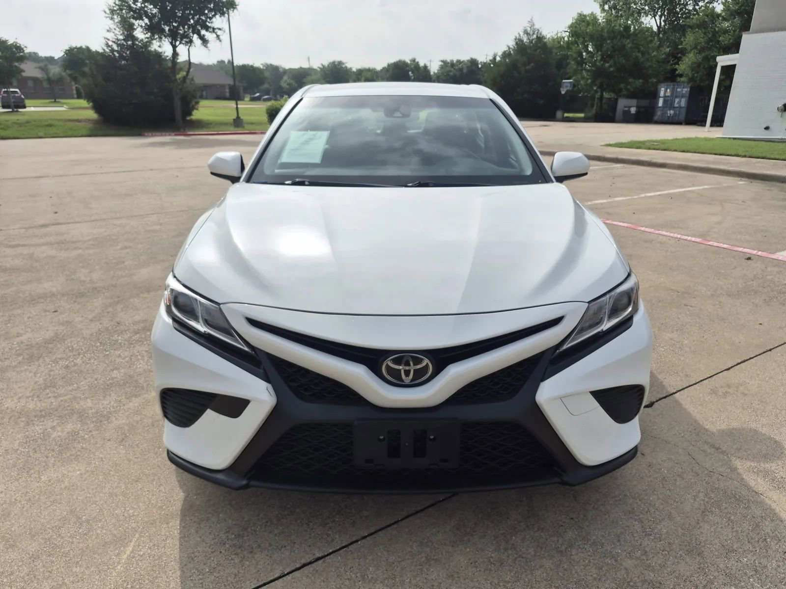 Used 2018 Toyota Camry SE FWD image 3