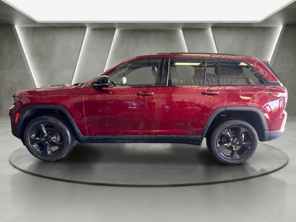 Used 2023 Jeep Grand Cherokee Altitude AWD/4WD image 4