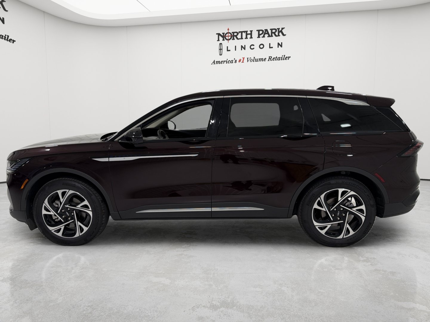 Used 2025 Lincoln Nautilus Premier w/ Equipment Group 102A AWD/4WD image 2