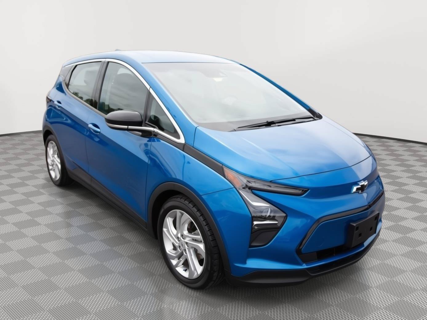 Used 2023 Chevrolet Bolt LT FWD image 3