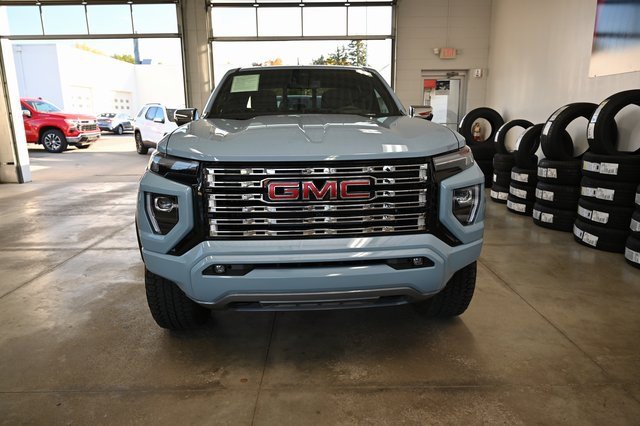 Used 2025 GMC Canyon Denali image 2
