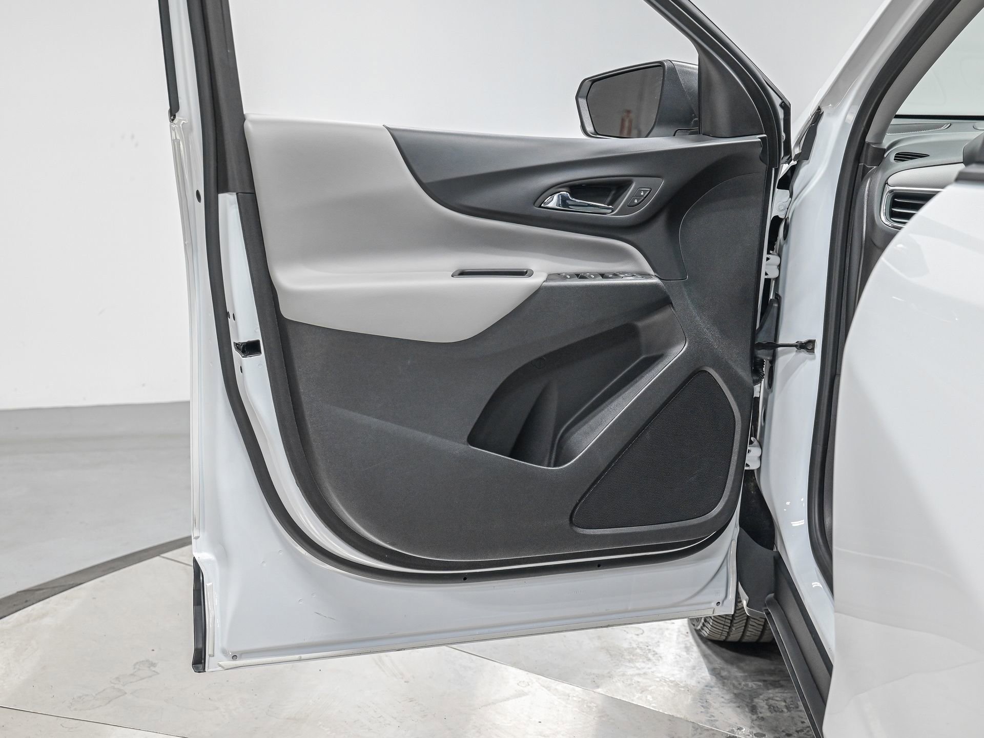 Used 2024 Chevrolet Equinox LS w/ LS Convenience Package image 12