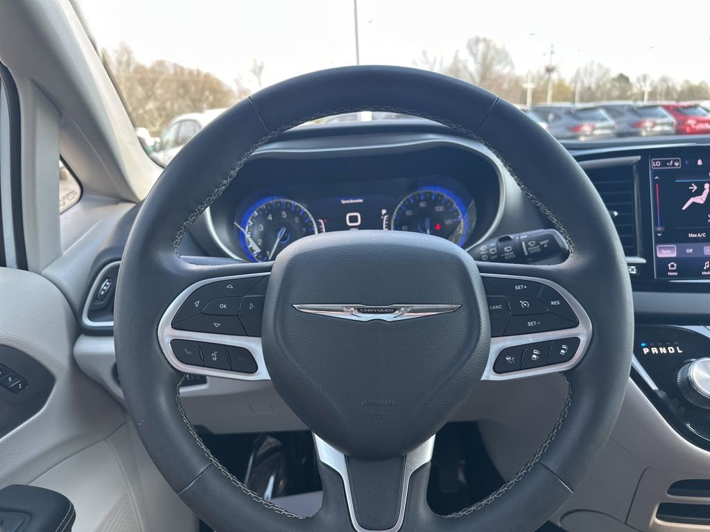 Used 2023 Chrysler Pacifica Touring-L FWD image 20