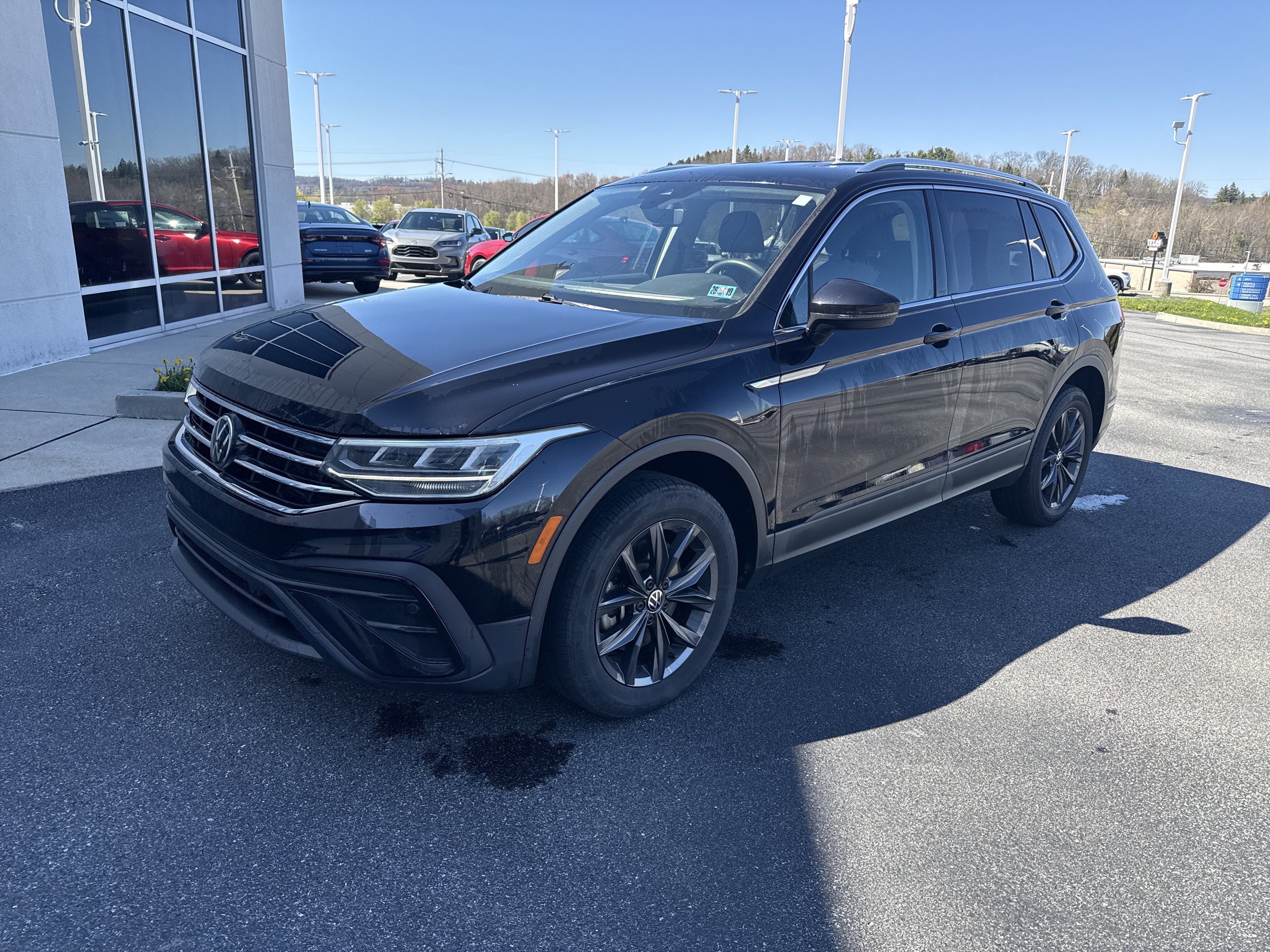 Used 2022 Volkswagen Tiguan SE image 1
