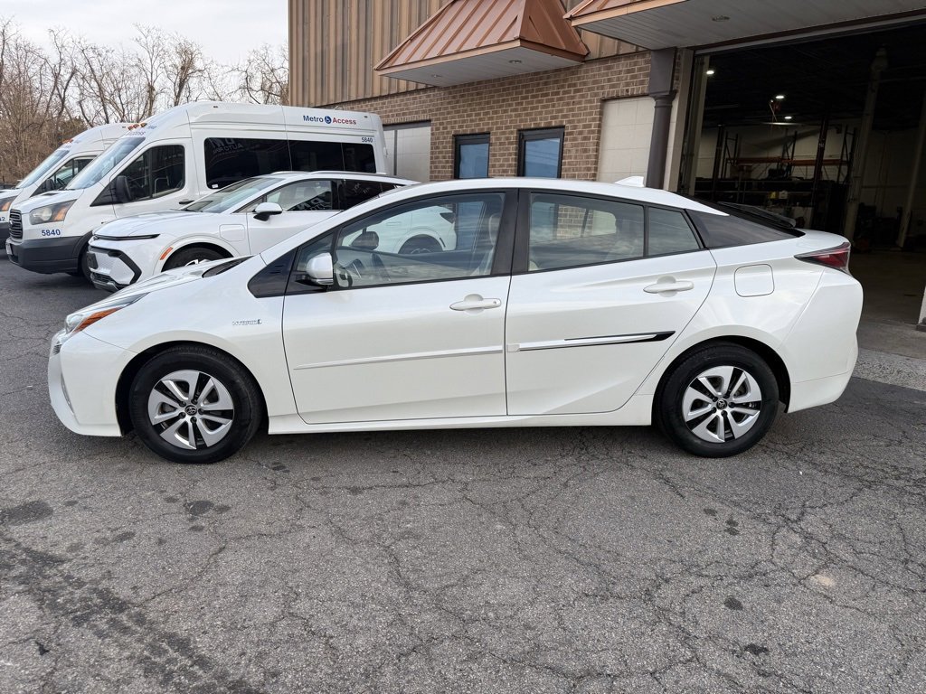 Used 2017 Toyota Prius Four image 3