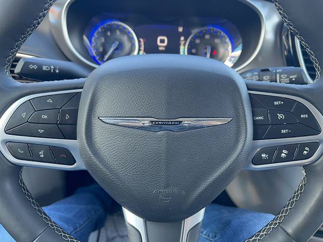 Used 2023 Chrysler Pacifica Touring-L FWD image 23