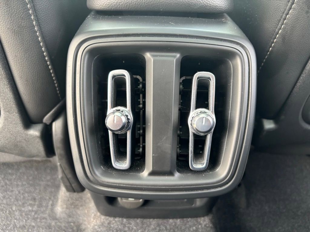 Used 2024 Volvo XC40 B5 Core image 20