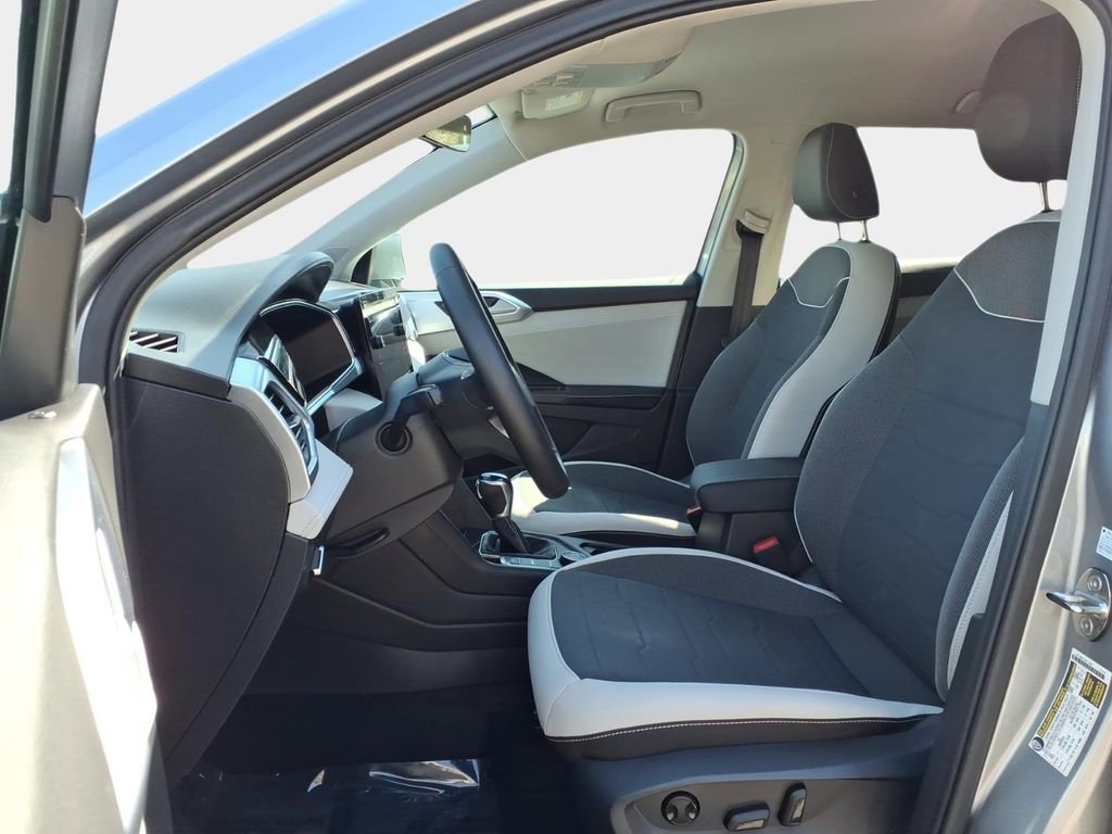 Certified 2025 Volkswagen Taos SE image 18