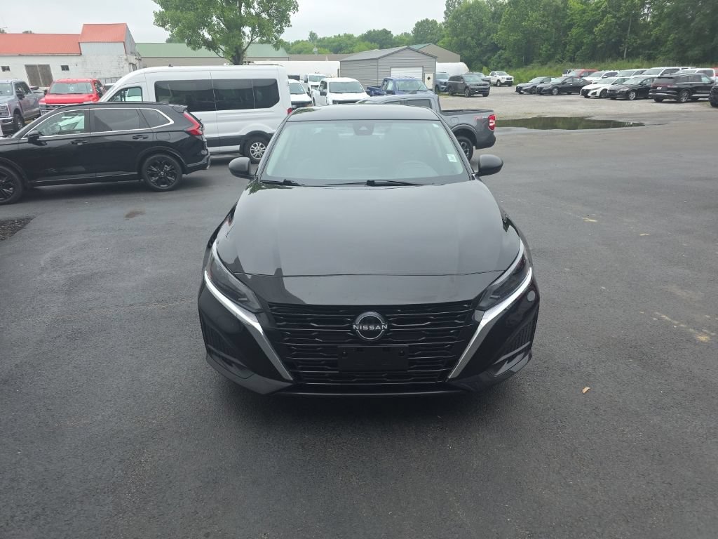 Used 2025 Nissan Altima 2.5 SV FWD image 3