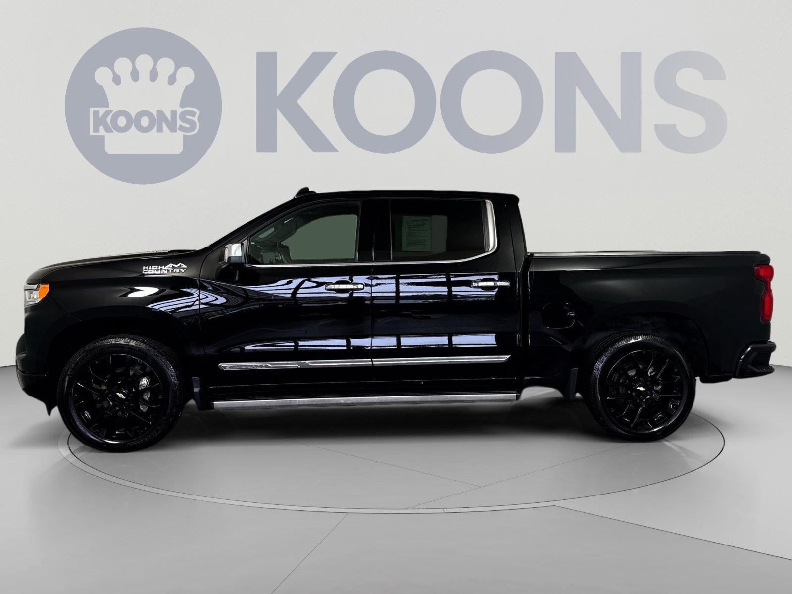 Used 2024 Chevrolet Silverado 1500 High Country w/ High Country Premium Package AWD/4WD image 2