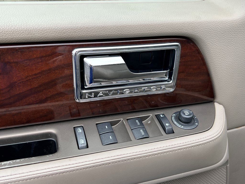 Used 2014 Lincoln Navigator L 4WD image 14