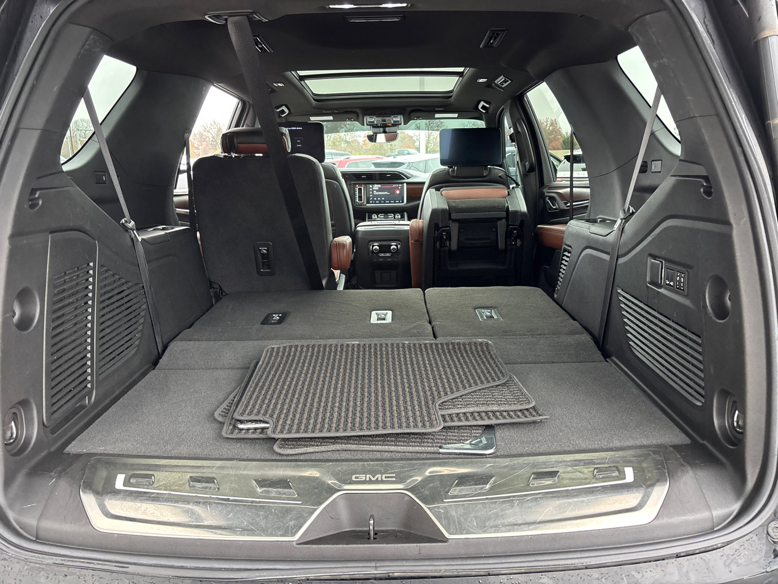 Used 2023 GMC Yukon Denali Ultimate image 9