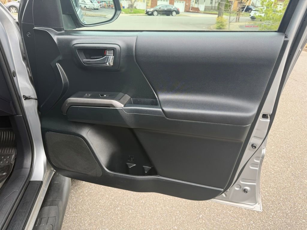 Used 2016 Toyota Tacoma TRD Sport w/ Exterior Package AWD/4WD image 30