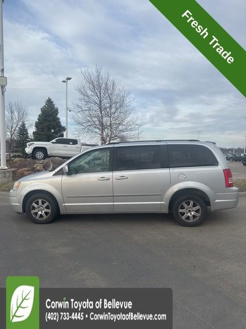 Used 2010 Chrysler Town & Country Touring image 7