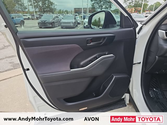 Used 2023 Toyota Highlander LE FWD image 11