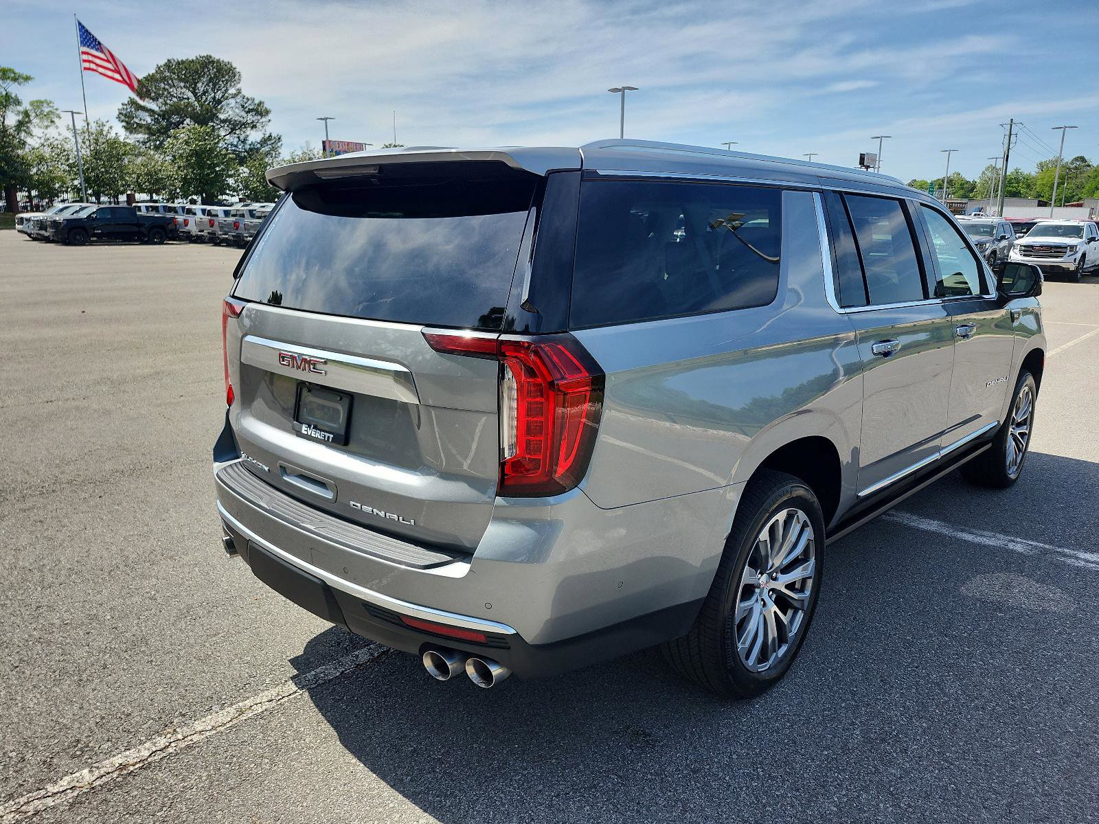 Used 2023 GMC Yukon XL Denali w/ Denali Reserve Package image 3