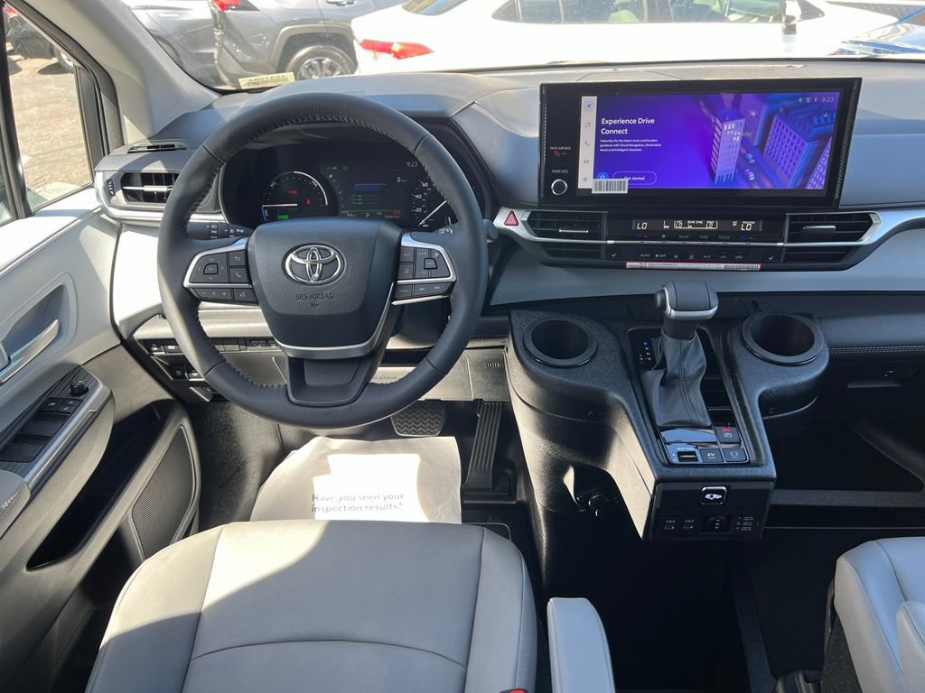 Used 2026 Toyota Sienna XLE FWD image 40