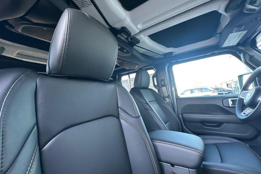 New 2026 Jeep Wrangler Unlimited Sahara AWD/4WD image 17