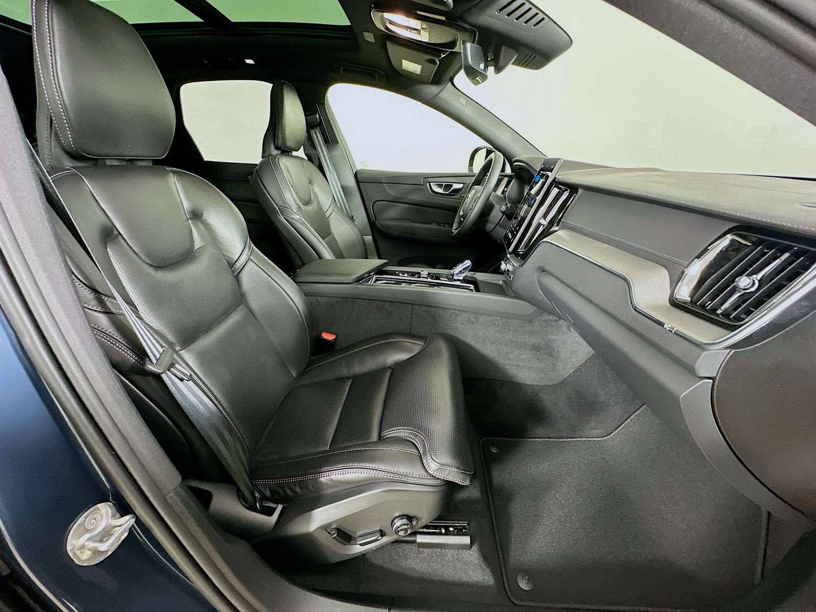 New 2026 Volvo XC60 B5 Ultra w/ Protection Package Premier AWD/4WD image 45