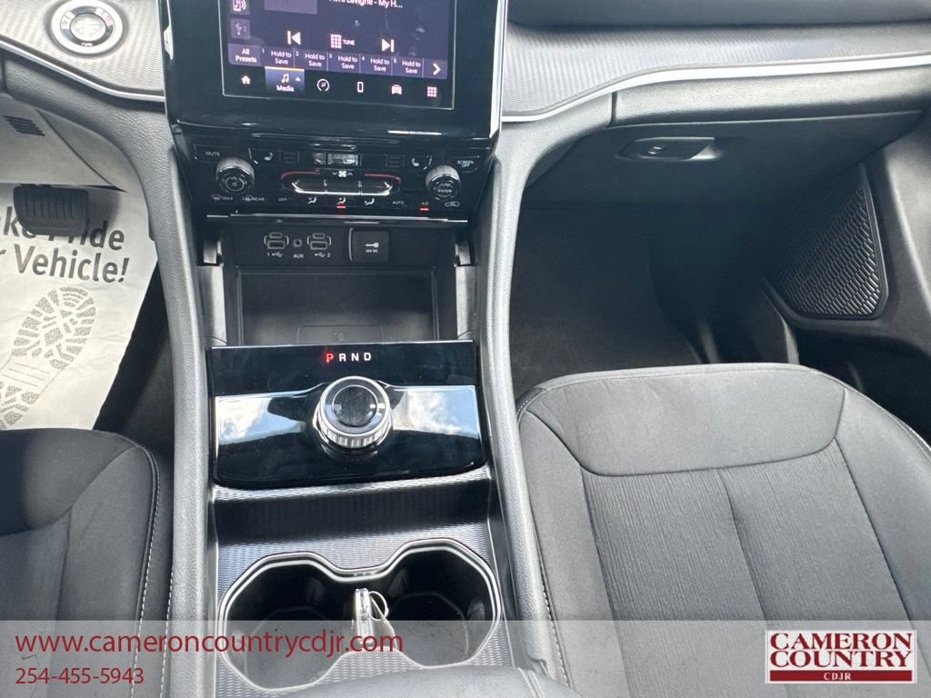 Used 2025 Jeep Grand Cherokee Laredo w/ Luxury Tech Group I AWD/4WD image 13