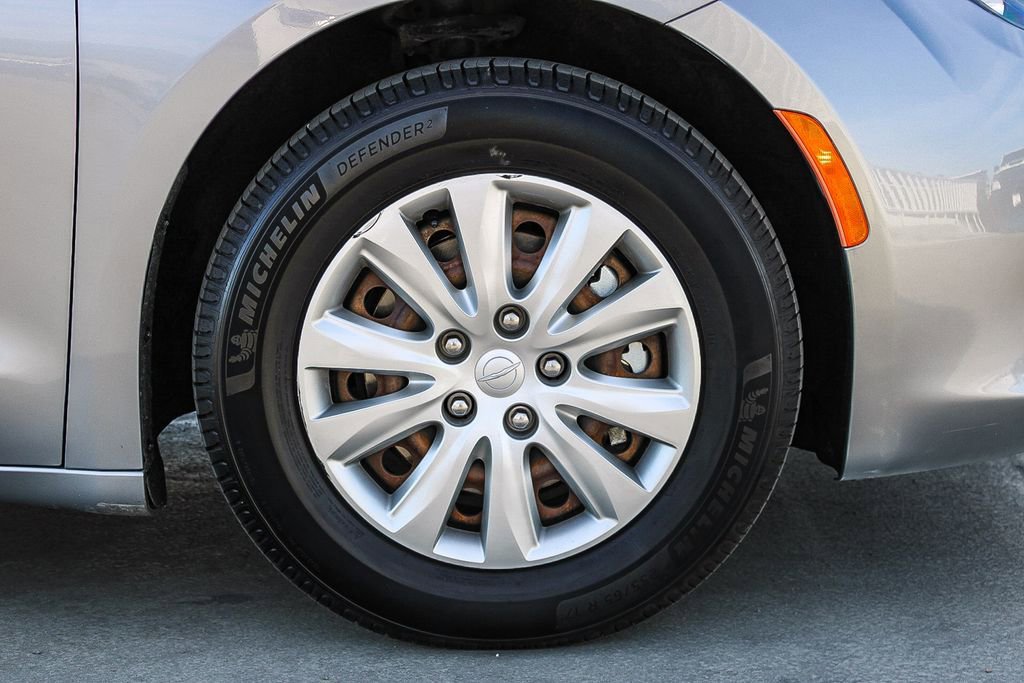 Used 2021 Chrysler Voyager L image 11