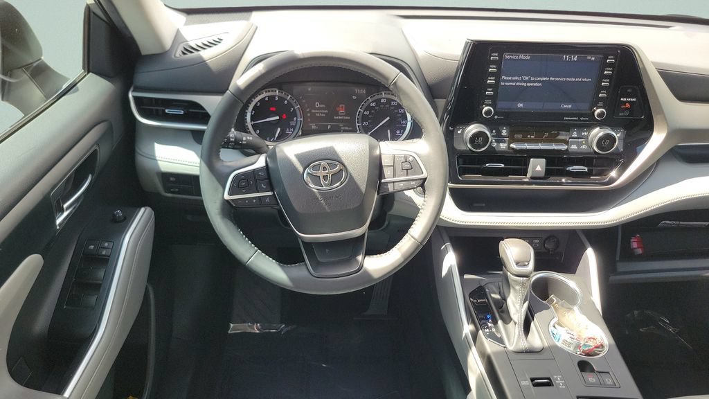 Used 2022 Toyota Highlander XLE FWD image 14