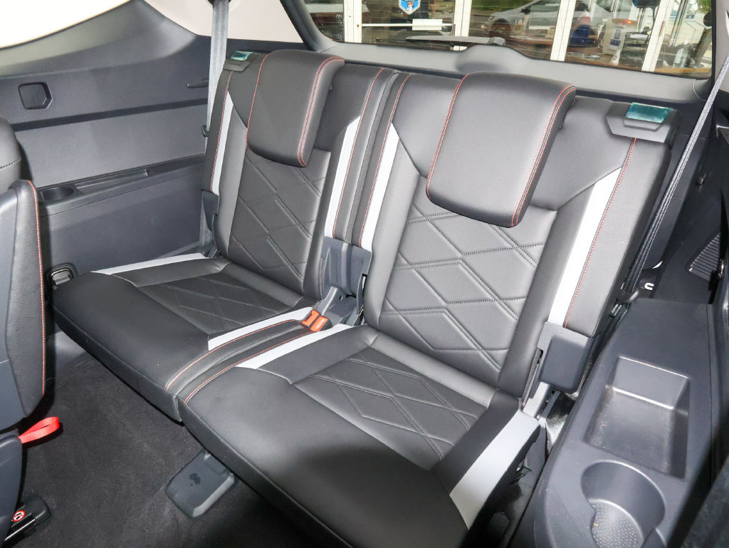 Certified 2025 Volkswagen Atlas Peak Edition SE AWD/4WD image 17