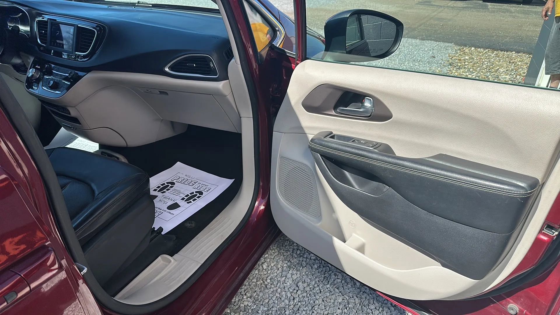 Used 2021 Chrysler Voyager Lxi image 12