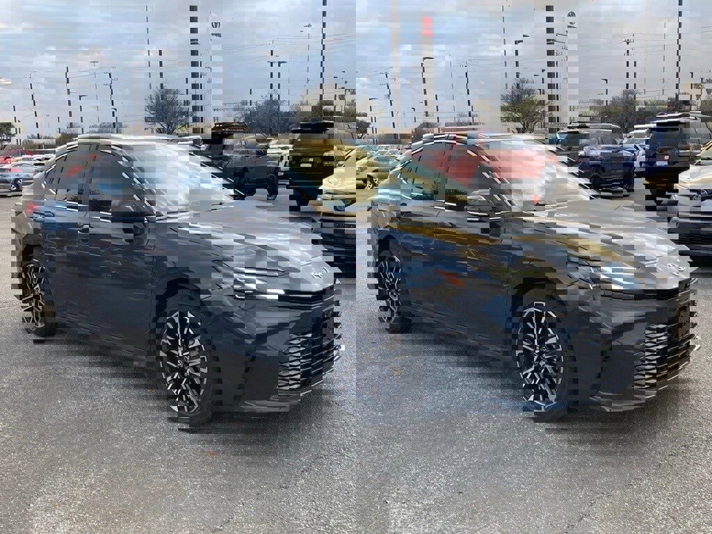 Used 2025 Toyota Camry XLE image 3