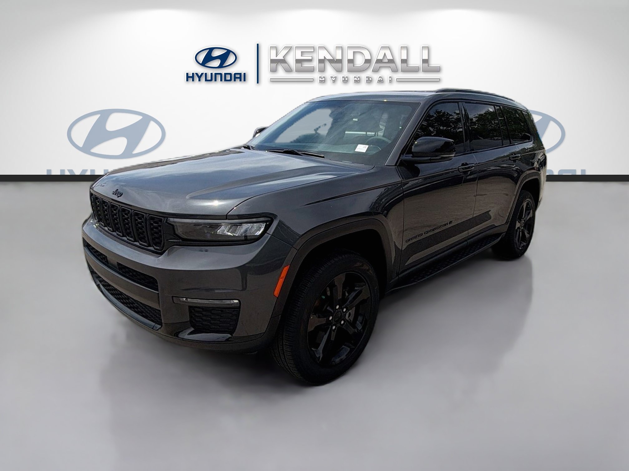 Used 2025 Jeep Grand Cherokee L Limited w/ Black Appearance Package RWD image 3